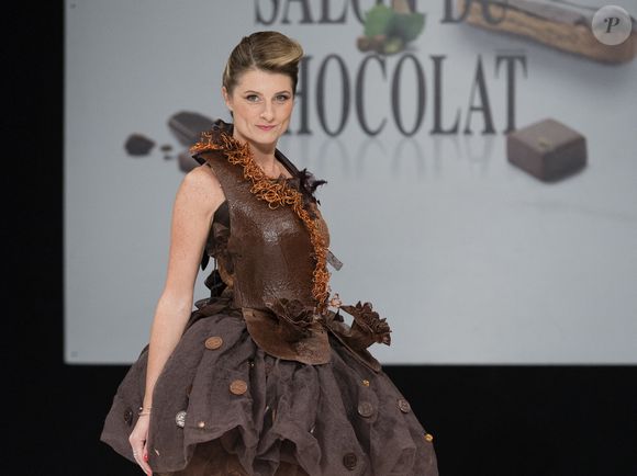 Modèle porté par Sandrine Arcizet réalisé par Angélique Godey et Stéphane Bonnat (coiffure Franck Provost / maquillage Make Up For Ever) - Défilé du 23ème Salon du Chocolat à la Porte de Versailles à Paris. Le 27 octobre 2017 © Perusseau - Veeren / Bestimage