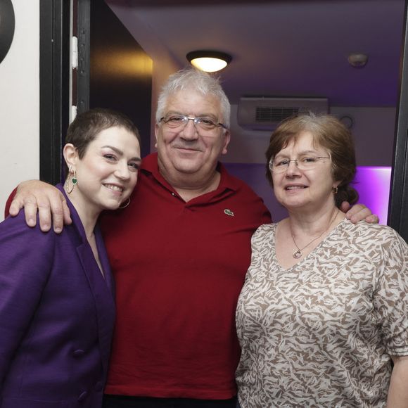 Exclusif - Emilie Dequenne et ses parents - Backstage - Soirée de gala "Tous les talents chantent contre le cancer" pour l'association "Tout le monde contre le cancer" à l'Olympia à Paris. Le 20 juin 2024
© Jack Tribeca / Bestimage