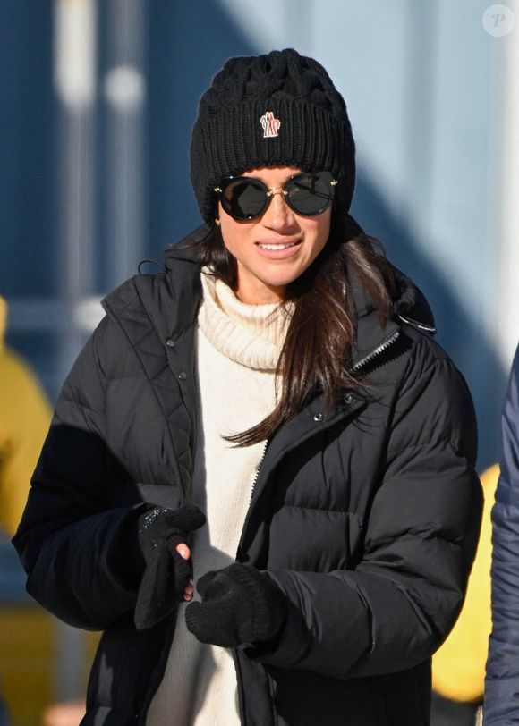 Il a également ajouté : "Dans n’importe quel travail, on ne peut pas se contenter de prendre les choses amusantes, et cela s’applique aussi bien au prince et à la princesse qu’à tous ceux qui travaillent pour eux".

Meghan Markle aperçue en train de participer à un événement de tubing aux Jeux Invictus 2025

Photo : Backgrid UK / Bestimage