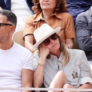 Sarah Poniatowski (Lavoine) avec son compagnon Roschdy Zem et son fils Roman dans les tribunes lors des Internationaux de France de Tennis de Roland Garros 2025. Paris, le 1er Juin 2025. © Dominique Jacovides/Bestimage