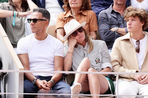 Sarah Poniatowski (Lavoine) avec son compagnon Roschdy Zem et son fils Roman dans les tribunes lors des Internationaux de France de Tennis de Roland Garros 2025. Paris, le 1er Juin 2025. © Dominique Jacovides/Bestimage