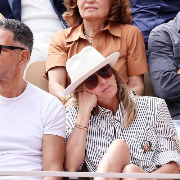 Sarah Poniatowski (Lavoine) avec son compagnon Roschdy Zem et son fils Roman dans les tribunes lors des Internationaux de France de Tennis de Roland Garros 2025. Paris, le 1er Juin 2025. © Dominique Jacovides/Bestimage