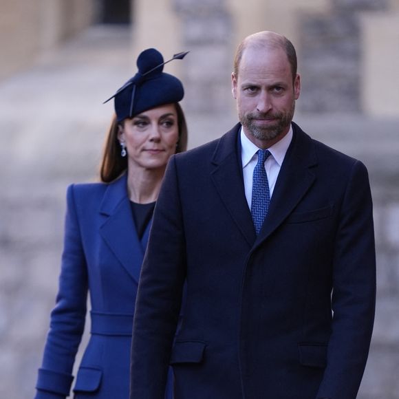 Depuis son enfance, le prince William prend son rôle très au sérieux. Grand frère de Harry et héritier du trône, il maîtrise parfaitement le protocole royal.

 Le prince et la princesse de Galles lors de la cérémonie d'accueil au château de Windsor, Berkshire, au premier jour de la visite d'État au Royaume-Uni du président de la République fédérale d'Allemagne. 

PA Photo/ Bestimage