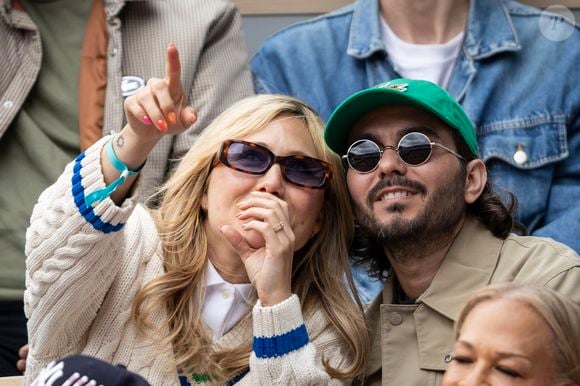 Bérengère Krief et son compagnon Pascal Lelli en tribunes lors des Internationaux de France de Tennis de Roland Garros 2025, à Paris, France, le 7 juin 2025. © Cyril Moreau/Bestimage