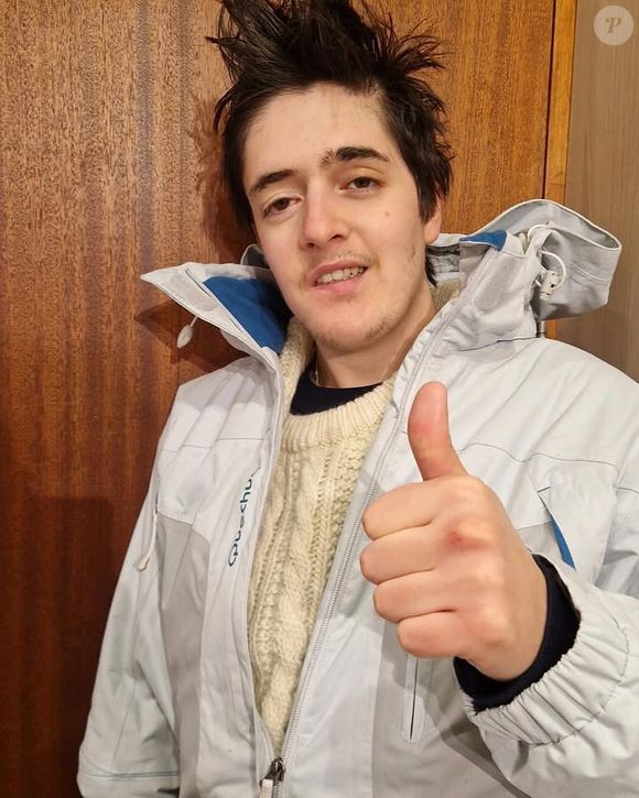 Le jeune homme offre ainsi un autoportrait émouvant de son parcours mais surtout de son combat contre une tumeur au cerveau, très agressive, appelée tumeur rhabdoïde de l'ordre ponto-cérébelleux qui lui avait été décelée alors qu'il n'avait qu'un an.

Gabriel Donzelli Elkaïm, Instagram