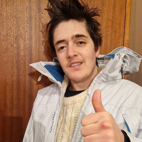 Le jeune homme offre ainsi un autoportrait émouvant de son parcours mais surtout de son combat contre une tumeur au cerveau, très agressive, appelée tumeur rhabdoïde de l'ordre ponto-cérébelleux qui lui avait été décelée alors qu'il n'avait qu'un an.

Gabriel Donzelli Elkaïm, Instagram