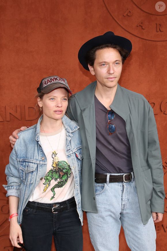 Mélanie Thierry et Raphaël - au village (Jour 5) lors des Internationaux de France de Tennis de Roland Garros 2022. Paris, le 26 mai 2022. 
© Bertrand Rindoff Petroff / Bestimage