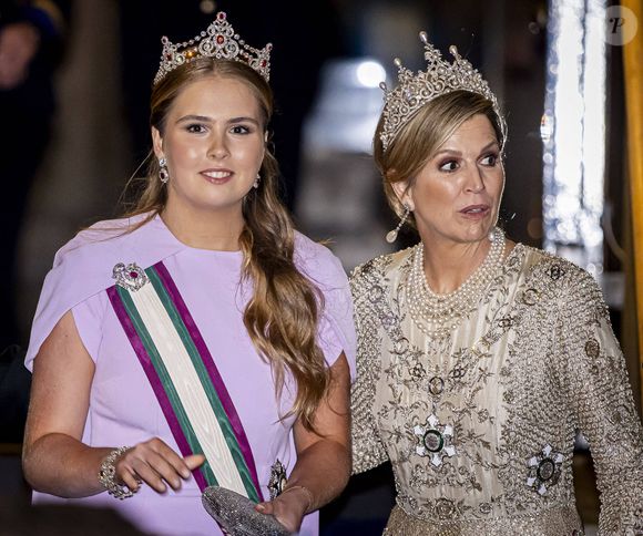 L'héritière présomptive du trône néerlandais est la fille aînée du roi Willem-Alexander et de la reine Máxima. 

La reine Máxima des Pays-Bas, la princesse héritière Catharina-Amalia des Pays-Bas au banquet d'État au Palais royal lors de la visite d'État du sultan d'Oman aux Pays-Bas, premier jour à Amsterdam, aux Pays-Bas, le 15 avril 2025. © Dana Press / Bestimage