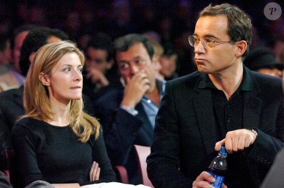 Le présentateur de télévision français Jean-Luc Delarue et Elisabeth Bost assistent à la pesée des poids légers de la WBA au Palais Omnisports Paris-Bercy à Paris, France, le 2 décembre 2006. Photo de Nicolas Gouhier/Cameleon/ABACAPRESS.COM