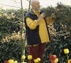 Pour rappel, l’ex-compagnon de Christophe Dolbeau s'est éteint en Eure-et-Loir dans la nuit du lundi 28 au mardi 29 mars 2016, dans sa "grande maison aux volets verts".
Jean-Pierre Coffe dans son jardin à Lanneray, en avril 1993. Mort le 29 mars 2016 à 78 ans, c'est là qu'il souhaitait que ses cendres soient dispersées. © Michel Marizy via BestImage