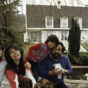 Archives - En France, dans le Val d'Oise, à Haute-Isle, chez lui, Richard Anthony entouré de gauche à droite, de son fils Alexandre, 8 ans, Sabine, son fils Cédric, 6 ans Jean Lenoir via Bestimage