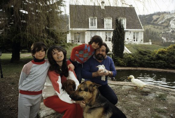 Archives - En France, dans le Val d'Oise, à Haute-Isle, chez lui, Richard Anthony entouré de gauche à droite, de son fils Alexandre, 8 ans, Sabine, son fils Cédric, 6 ans Jean Lenoir via Bestimage