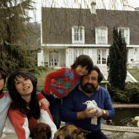 Archives - En France, dans le Val d'Oise, à Haute-Isle, chez lui, Richard Anthony entouré de gauche à droite, de son fils Alexandre, 8 ans, Sabine, son fils Cédric, 6 ans Jean Lenoir via Bestimage