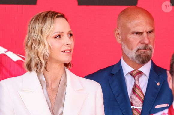 Le prince Albert II et la princesse Charlène de Monaco sur le podium lors de la remise de prix du E-Prix de Monaco du Championnat du monde FIA de Formule E 2026 sur le circuit de Monaco à Monte-Carlo, Monaco, le 17 mai 2026. Le pilote britannique Oliver Rowland remporte la deuxième course du week-end à Monaco devant le Brésilien Felipe Drugovich et le Portugais Antonio Félix Da Costa. © Claudia Albuquerque/Bestimage