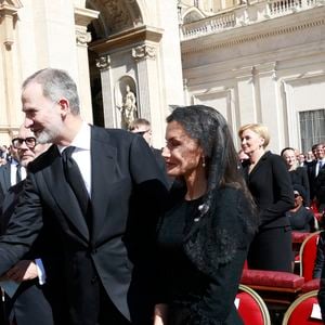 Ils ont ainsi salué leurs homologues 
Le roi Felipe VI et la reine Letizia d’Espagne, assistent aux funérailles du pape François devant la basilique Saint Pierre à Rome, le 26 avril 2025. 
© Casa de SM El Rey / Bestimage LALO YASKY / BESTIMAGE