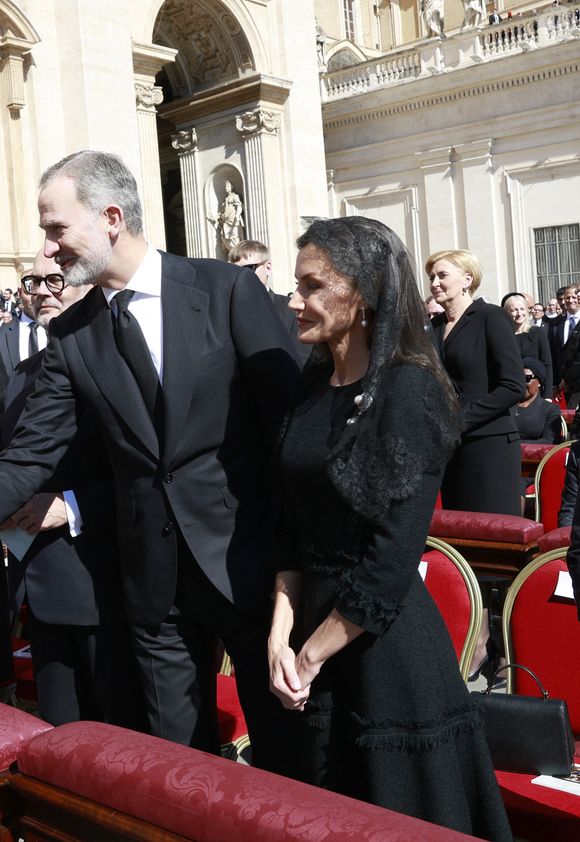 Ils ont ainsi salué leurs homologues 
Le roi Felipe VI et la reine Letizia d’Espagne, assistent aux funérailles du pape François devant la basilique Saint Pierre à Rome, le 26 avril 2025. 
© Casa de SM El Rey / Bestimage LALO YASKY / BESTIMAGE