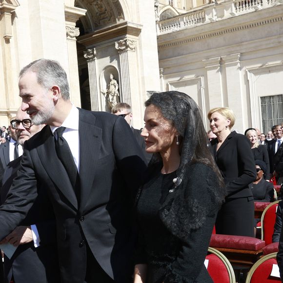 Ils ont ainsi salué leurs homologues 
Le roi Felipe VI et la reine Letizia d’Espagne, assistent aux funérailles du pape François devant la basilique Saint Pierre à Rome, le 26 avril 2025. 
© Casa de SM El Rey / Bestimage LALO YASKY / BESTIMAGE