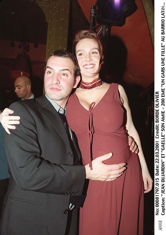 Et lui avec Gaëlle Demars, la mère de ses fils Jules et Simon

Archives - Jean Dujardin et Gaëlle Demars au Barrio Latino le 22 mars 2001. OLIVIER BORDE / BESTIMAGE