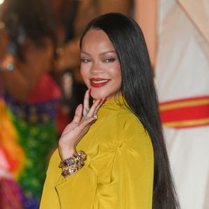 Rihanna a illuminé la salle dans un ensemble jaune saisissant lors du lancement de Fenty Beauty à Mumbai. 
Backgrid USA / Bestimage
