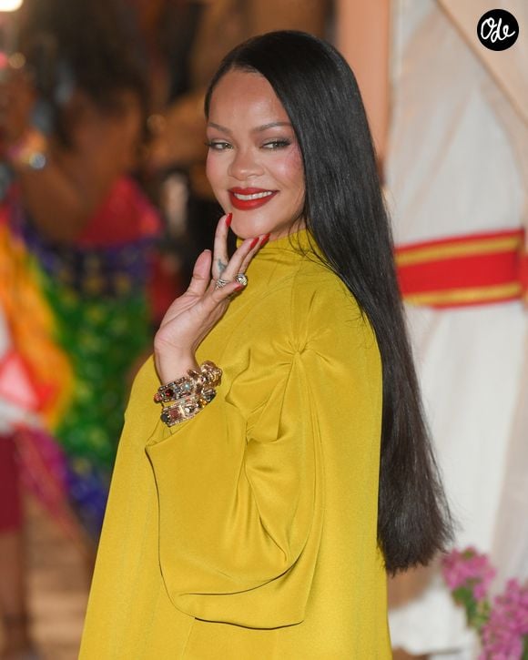 Rihanna a illuminé la salle dans un ensemble jaune saisissant lors du lancement de Fenty Beauty à Mumbai. 
Backgrid USA / Bestimage
