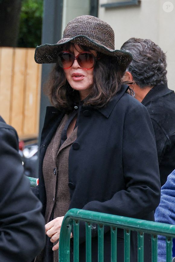 Exclusif - Isabelle Adjani - Obsèques du producteur François Bennaceur (Ben Naceur) au cimetière ancien de Neuilly-sur-Seine, France, le 13 mai 2024.