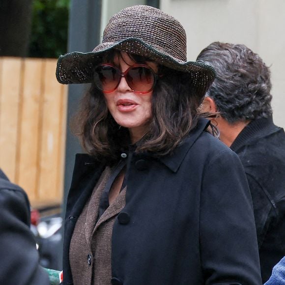Exclusif - Isabelle Adjani - Obsèques du producteur François Bennaceur (Ben Naceur) au cimetière ancien de Neuilly-sur-Seine, France, le 13 mai 2024.
