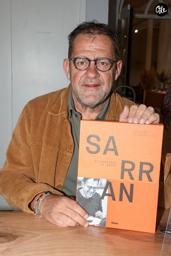 Pendant les travaux, les clients peuvent se rendre dans le restaurant Michel Sarran.

Les Chefs à Saint-Tropez fêtent les producteurs 2026. Michel Sarran en dédicace salle Jean Desplas, place des Lices à Saint-Tropez, le 3 mai 2026. © Jean-Marc LhomerBestimage.