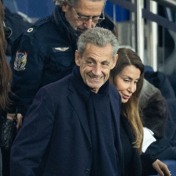 Nicolas Sarkozy dans les tribunes lors du match de Ligue 1 McDonald's "PSG - Auxerre (2-0)" au Parc des Princes à Paris, le 27 septembre 2025.
© Cyril Moreau/Bestimage