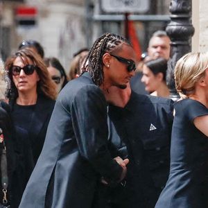 Armande Altaï, Audrey Crespo-Mara et ses fils Sekou et Lamine - Arrivées aux obsèques de Thierry Ardisson en l’église Saint-Roch de Paris, France, le 17 juillet 2025. © Clovis-Jacovides/Bestimage