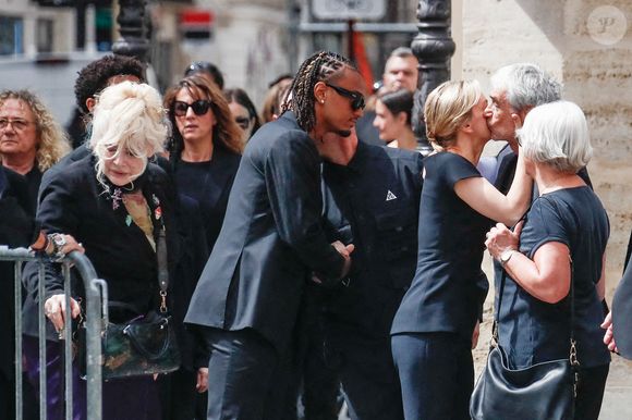 Armande Altaï, Audrey Crespo-Mara et ses fils Sekou et Lamine - Arrivées aux obsèques de Thierry Ardisson en l’église Saint-Roch de Paris, France, le 17 juillet 2025. © Clovis-Jacovides/Bestimage