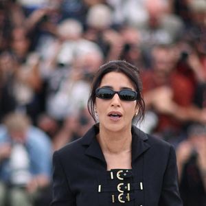 À travers ces apparitions, la comédienne confirme son goût prononcé pour les pièces de mode d'archives.

Leïla Bekhti (présidente du jury) au photocall du jury Un Certain Regard lors du 79ème Festival International du Film de Cannes, France, le 13 mai 2026. © Jacovides-Moreau/Bestimage