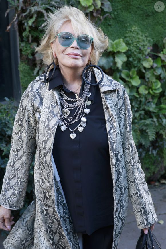 Mais les négociations se sont éternisé
Amanda Lear. Les arrivées du défilé de mode Jean-Paul Gaultier lors de la Fashion Week de Paris, Prêt-à-Porter Femme Printemps-Été 2026 au musée du quai Branly à Paris, dimanche 5 octobre 2025. © Christophe Aubert via Bestimage