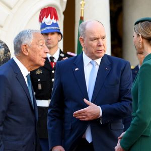 Marcelo Rebelo de Sousa, président du Portugal, Le prince Albert II de Monaco et la princesse Charlène de Monaco - Le prince de Monaco et la princesse de Monaco accueillent Marcelo Rebelo de Sousa, président du Portugal, dans la cours d'honneur du Palais Princier à Monaco, le 21 novembre 2025. Le chef d'Etat portugais est en visite officielle en principauté. 
© Bruno Bebert / Bestimage