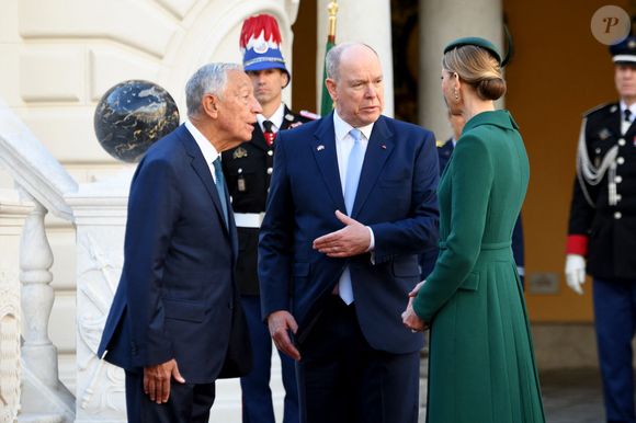 Marcelo Rebelo de Sousa, président du Portugal, Le prince Albert II de Monaco et la princesse Charlène de Monaco - Le prince de Monaco et la princesse de Monaco accueillent Marcelo Rebelo de Sousa, président du Portugal, dans la cours d'honneur du Palais Princier à Monaco, le 21 novembre 2025. Le chef d'Etat portugais est en visite officielle en principauté. 
© Bruno Bebert / Bestimage