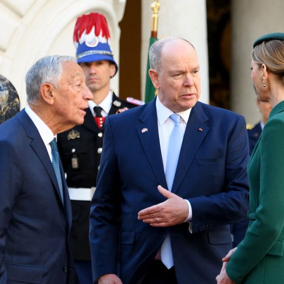 Marcelo Rebelo de Sousa, président du Portugal, Le prince Albert II de Monaco et la princesse Charlène de Monaco - Le prince de Monaco et la princesse de Monaco accueillent Marcelo Rebelo de Sousa, président du Portugal, dans la cours d'honneur du Palais Princier à Monaco, le 21 novembre 2025. Le chef d'Etat portugais est en visite officielle en principauté. 
© Bruno Bebert / Bestimage