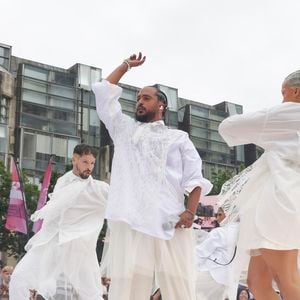 Slimane lors du dernier relais de La Flamme Olympiques avant la cérémonie d'ouverture des Jeux Olympiques (JO) de Paris 2024 à Saint-Denis, Seine Saint-Denis, France, le 26 juillet 2024. © Melloul-Tribeca/Bestimage