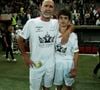 S'il adore ce jeu, Eric Cantona laissera son fils libre de ses choix.

L'ancien joueur de football français Eric Cantona et son fils Emir se tiennent sur le terrain à la mi-temps. Match de charité pour l'association Un Espoir, Un Sourire Pour La Vie. Des légendes du football, mais aussi du rugby et quelques personnalités, sont présentes pour un match de mi-temps foot, mi-temps rugby. Nice, France, 26 septembre 2022. Photo Patrick Aventurier/ABACAPRESS.COM