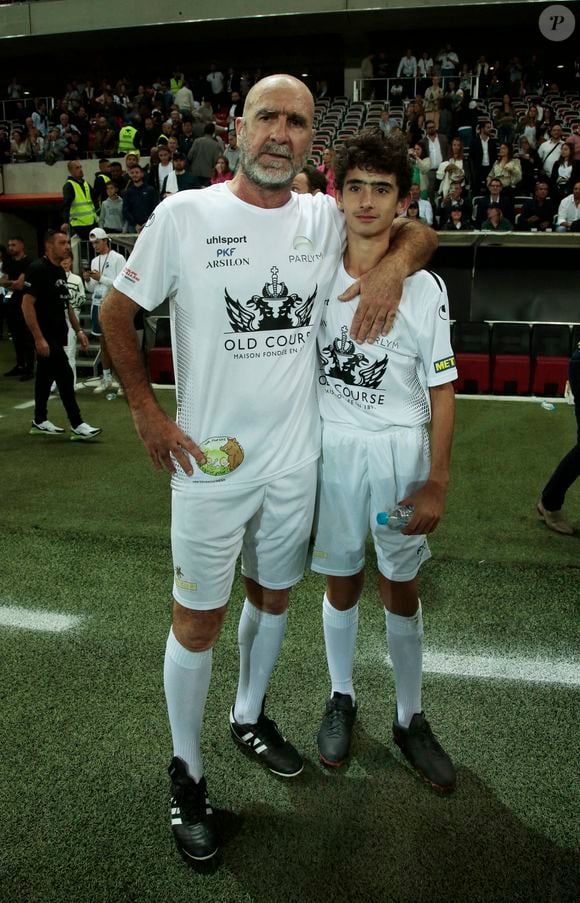 S'il adore ce jeu, Eric Cantona laissera son fils libre de ses choix.

L'ancien joueur de football français Eric Cantona et son fils Emir se tiennent sur le terrain à la mi-temps. Match de charité pour l'association Un Espoir, Un Sourire Pour La Vie. Des légendes du football, mais aussi du rugby et quelques personnalités, sont présentes pour un match de mi-temps foot, mi-temps rugby. Nice, France, 26 septembre 2022. Photo Patrick Aventurier/ABACAPRESS.COM