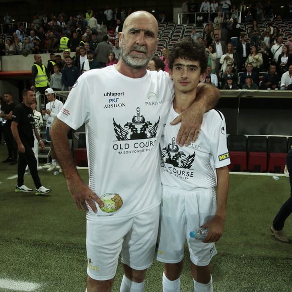S'il adore ce jeu, Eric Cantona laissera son fils libre de ses choix.

L'ancien joueur de football français Eric Cantona et son fils Emir se tiennent sur le terrain à la mi-temps. Match de charité pour l'association Un Espoir, Un Sourire Pour La Vie. Des légendes du football, mais aussi du rugby et quelques personnalités, sont présentes pour un match de mi-temps foot, mi-temps rugby. Nice, France, 26 septembre 2022. Photo Patrick Aventurier/ABACAPRESS.COM