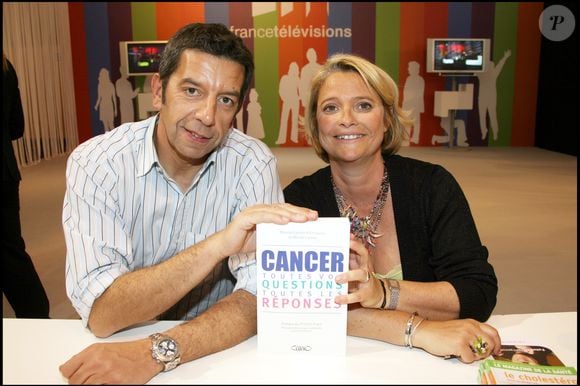 Marina Carrère d'Encausse vient de répondre.

Michel Cymes et Marina Carrère d'Encausse - Salon du livre 2007 à la Porte de Versailles à Paris