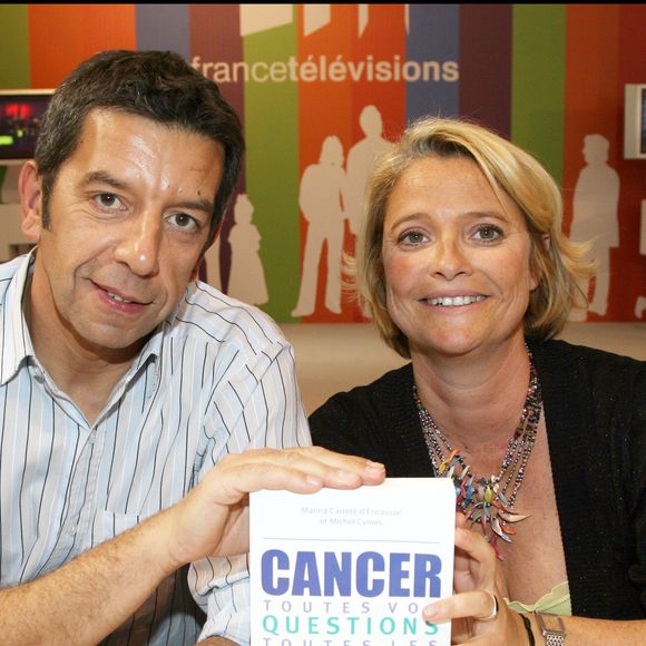 Marina Carrère d'Encausse vient de répondre.

Michel Cymes et Marina Carrère d'Encausse - Salon du livre 2007 à la Porte de Versailles à Paris