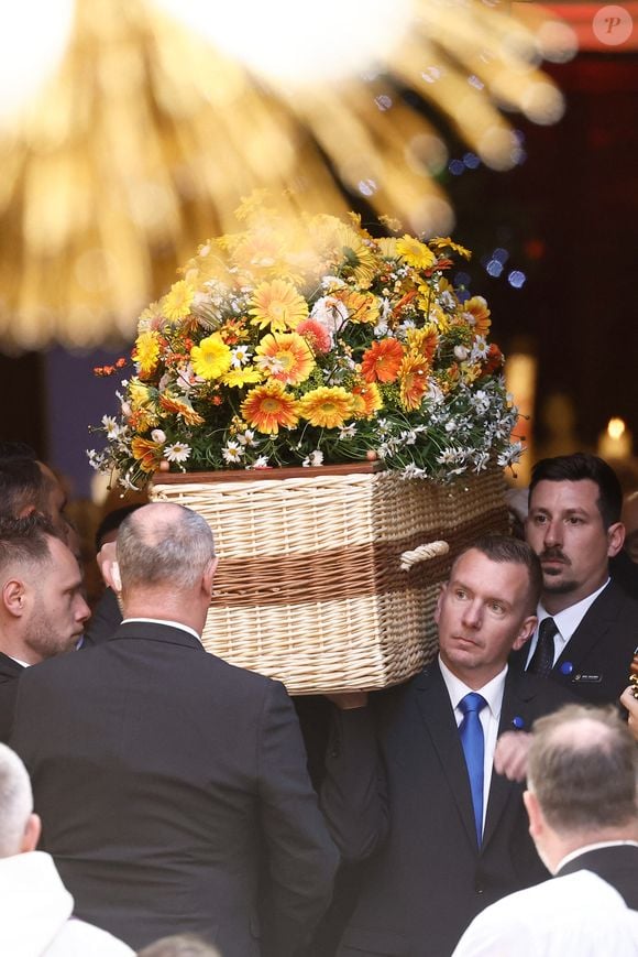 Le cercueil en osier de Brigitte Bardot - Sorties des obsèques de Brigitte Bardot en l'église Paroissiale Notre-Dame-de-l'Assomption de Saint-Tropez, France, le 7 janvier 2026.  Brigitte Bardot, figure emblématique du cinéma français et icône internationale, est décédée le 28 décembre 2025 à l'âge de 91 ans dans sa mythique propriété de La Madrague, à Saint-Tropez (France). Révélée au monde entier par son rôle dans "Et Dieu... créa la femme", elle avait contribué à faire de Saint-Tropez un lieu mondialement connu. L'actrice sera inhumée le 7 janvier 2026 au cimetière marin de Saint-Tropez, aux côtés de son père Louis Bardot (1896-1975) et de sa mère Anne-Marie Mucel (1912-1978). Une cérémonie religieuse se tiendra auparavant dans l'église de Saint-Tropez, où proches, personnalités et anonymes pourront lui rendre un dernier hommage. © Jacovides-Moreau/Bestimage