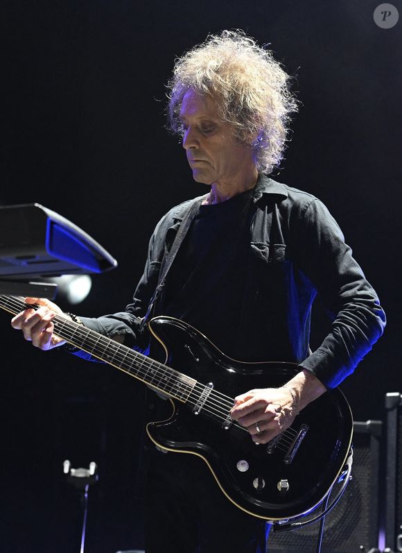 Il a contribué à plusieurs albums majeurs et donné plus de 490 concerts avec The Cure.

Miami, FL FILE PHOTOS Perry Bamonte, guitariste et claviériste de The Cure, groupe post-punk influent connu pour ses ambiances sombres et gothiques associées à des hymnes pop brillants comme "Friday I'm in Love", est décédé. Il avait 65 ans.
Backgrid USA / Bestimage