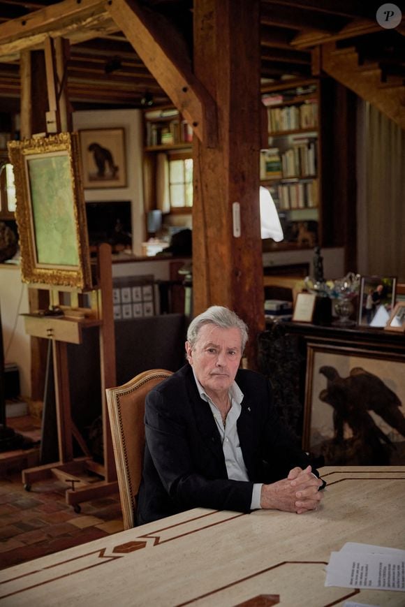 Exclusif - Alain Delon à Douchy-Montcorbo, France, le 10 avril 2021. © Cyril Moreau/Bestimage