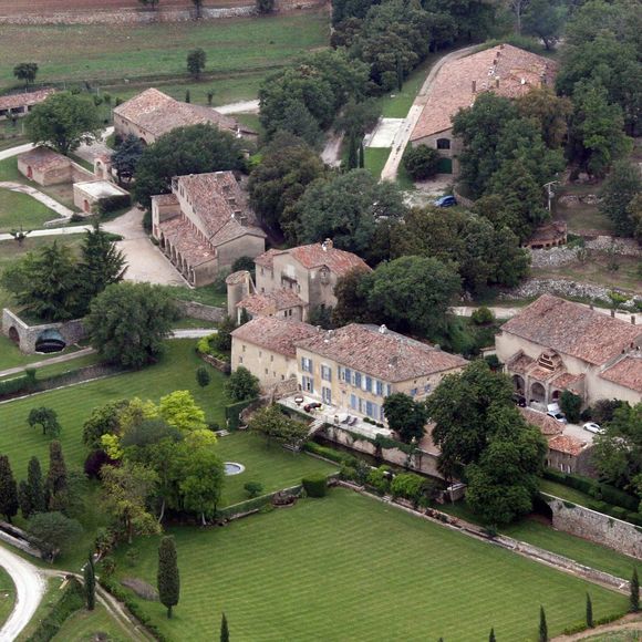 Dans une enquête réalisé par le média "l'Informé", d'ancien employés ont dénoncé le management brutal du directeur du domaine

Vue aérienne du château de Miraval, propriété de Brad Pitt et Angelina Jolie à Correns, France, le 10 août 2012. Photo by ABACAPRESS.COM