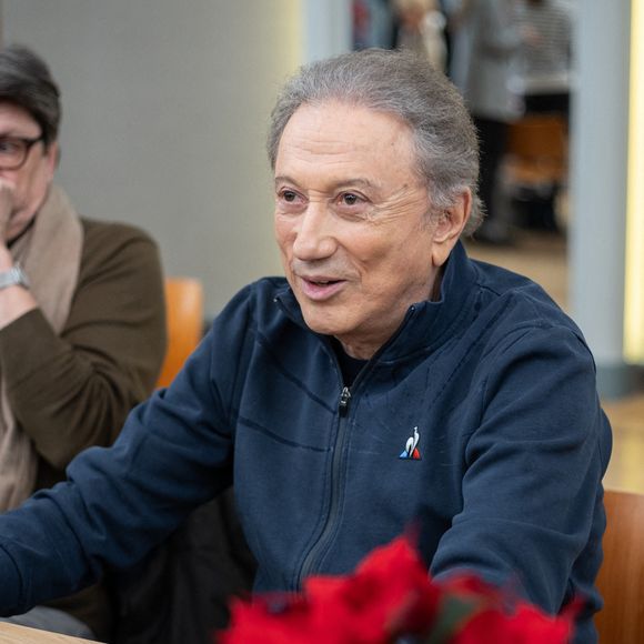 Michel Drucker participe au festival du livre 'Des Livres, Des Artistes' à la Maison de la Chimie le 30 novembre 2024 à Paris, France. Photo par Nasser Berzane/ABACAPRESS.COM