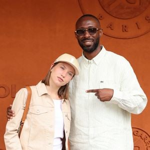 Thomas Ngijol et la jeune actrice se rendent souvent ensemble à des événements publics, comme celui de Roland-Garros. Le binôme s’est de nouveau présenté à ce tournoi majeur de tennis le samedi 6 juin 2026.

Gina Jimenez et Thomas Ngijol au photocall du village lors des Internationaux de France de Tennis de Roland Garros 2026, à Paris, France, le 6 juin 2026. © Jacovides-Moreau/Bestimage