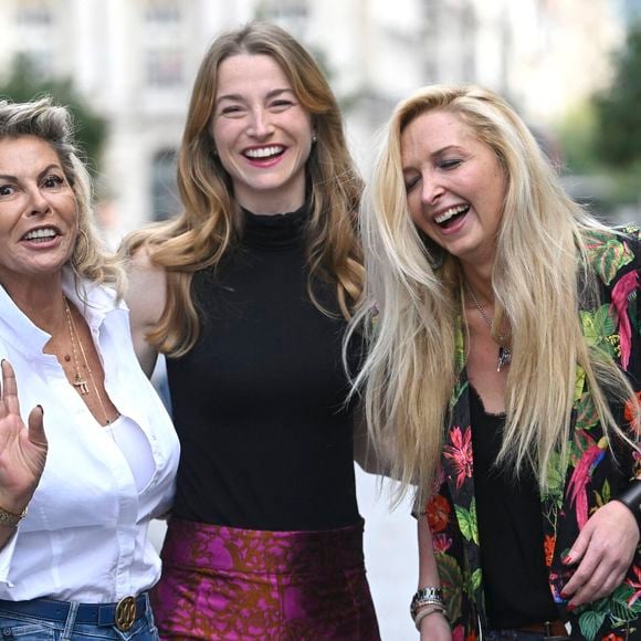 Caroline Margeridon est à Bruxelles avec les acheteurs (Stéphane Vanhandenhoven, Aurore Morisse, Bernard Dumeige, Alexandra Morel, Glorian Kabongo, François-Xavier Renou, François Cases Bardina, Gérald Watelet (animateur) et Jérôme Duvillard (commissaire-priseur)) de l'émission belge "Affaire conclue" pour une vente aux enchères d'objets donnés à "Viva for Life" en Belgique le 29 octobre 2022.