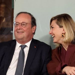 François Hollande et sa femme Julie Gayet assistent au match opposant C. Alcaraz à S. Tsitsipas lors des Internationaux de France de tennis de Roland Garros 2024 à Paris le 4 juin 2024. © Jacovides-Moreau/Bestimage