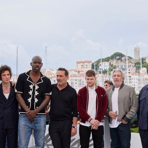 Raphaël Quenard, Vincent Lacoste, Jean-Pascal Zadi, le réalisateur Gilles Lellouche, Anthony Bajon, Alain Chabat, Karim Leklou - Photocall du film "L'Amour Ouf" (Beating Hearts / Compétition) lors du 77ème Festival International du Film de Cannes (14 - 25 mai 2024), le 24 mai 2024.
© Moreau / Jacovides / Bestimage